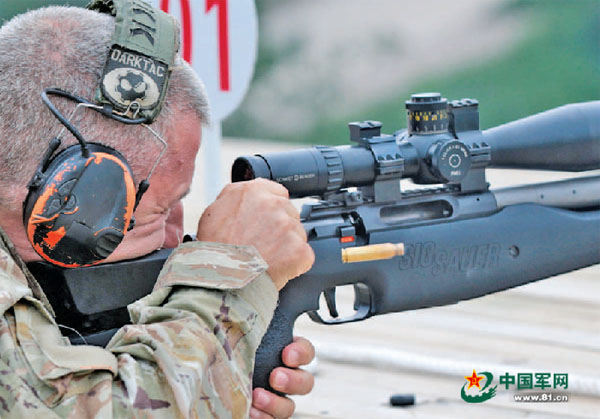 狙击手的较量:在秋千上进行射击(组图)--安徽