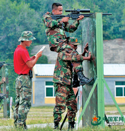 狙击手的较量:在秋千上进行射击(组图)--安徽