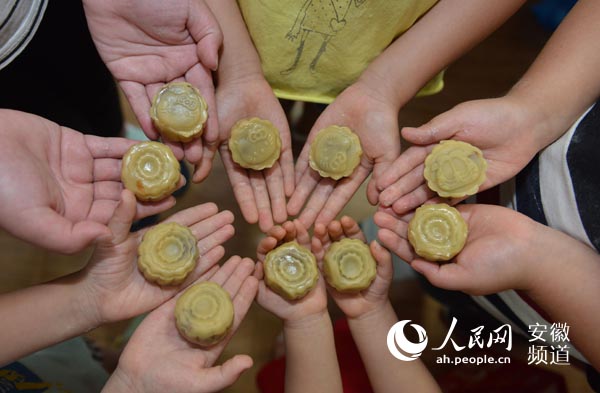 留守儿童自制手工月饼 体验传统文化