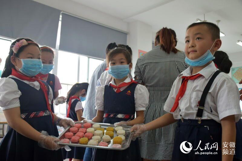 合肥市庐阳区:小学生手工课上做年级月饼献给小学三爱心拼音图片