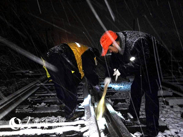 铁路部门启动除雪应急预案 迎战今冬初雪(图)