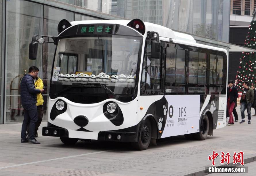 熊猫巴士亮相成都春熙路街头