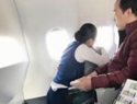 空姐跪地环抱旅客独家