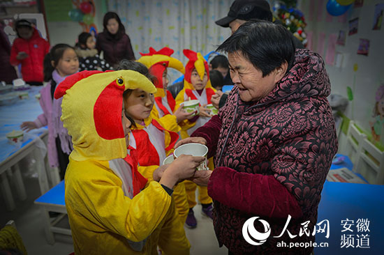 社区老少同乐寻年味 鸡宝宝志愿者送温暖给老