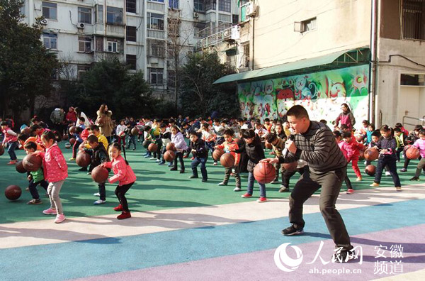 人民网讯 为了激发幼儿对篮球的兴趣,促进动作协调发展,提高幼儿的身体素质,近日,合肥市长江路幼儿园开展了全园幼儿参与的篮球户外运动。 据了解,此次活动是作为幼儿园的体育特色游戏长期持续的开展。每周三全园幼儿分成大、中、小三个年级进行分批练习,幼儿园还特地请来了专业的篮球教练龙老师向小朋友传授新本领。 经过上一学期的训练,小朋友的拍球技能和动作更加娴熟专业,不仅能够快速地按照教练的口令做出动作,而且单手拍球、双手拍球、两手交替拍球、转身拍球、行进拍球等也都像模像样。小朋友们积极认真的态度和熟练的动作,都