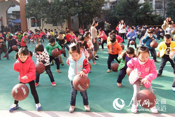 合肥市长江路幼儿园开展幼儿园篮球户外运动