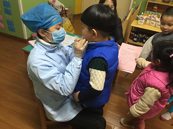 人民网讯 口腔健康是全身健康的基础,龋齿是危害儿童健康的常见疾病。为了更好的促进儿童正常的牙齿发育,2月22日上午,庐阳区牙病防治所的医务人员来到合肥市长江路幼儿园,有序组织幼儿轮流进行涂氟工作。 据了解,为了涂氟工作的顺利开展,幼儿园教师事先向家长宣传了牙齿涂氟的相关知识及注意事项,发放了《家长知情同意书》。本着家长自愿的原则,为同意涂氟的幼儿免费提供专业的局部用氟服务。 此次工作的顺利开展让家长、教师以及幼儿意识到保护牙齿的重要性,为培养幼儿良好的卫生习惯打下了基础。(张晓月 张芬)