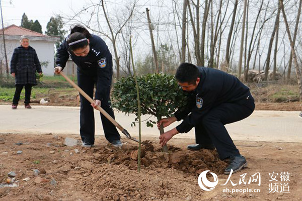 霍邱县公安局组织开展义务植树和整治环境卫生
