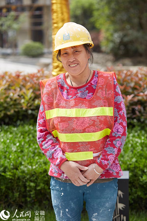 服 安徽一企业为11位工地上的母亲拍艺术照(图