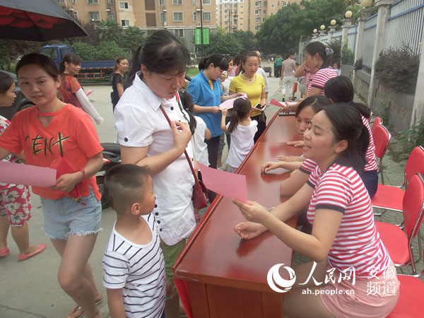 合肥市荣城幼儿园:党团志愿者帮助家长做好幼