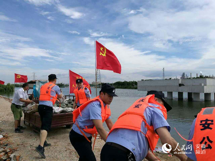 安庆公安奋战在抗洪抢险一线