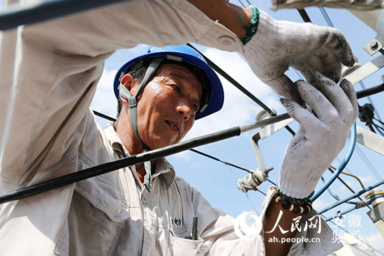 人民网讯 2017年7月19日,电力抢修人员正在涡阳县城区建设路抢修因用电负荷过大烧坏的低压供电线路。 近日,涡阳县气温持续高烧,居民空调制冷负荷显著增加,城市用电需求不断增大。为确保高温大负荷期间,城市居民用电安全,国网安徽涡阳县供电公司密切跟踪电网负荷走势,加强重载设备运行监视,实施城市低压电网网格化运维抢修管理,组织12支应急抢修队伍,24小时值班抢修,全力保证高烧季节电网安全稳定运行,满足居民生活用电需求。(娄延旭)