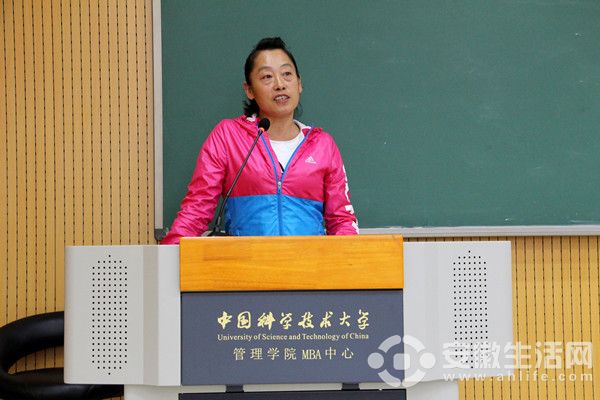 风雨中,伙伴们勇攀黄山之巅;烈日下,三天三夜征服腾格里沙漠,这是科大人不屈不挠的运动精神。当共同经历的点点滴滴在开场视频中一一闪现,也正式拉开了此次发布会的序幕。2017年9月3日下午,由中国科学技术大学MBA中心主办,科大MBA联合会运动赛事部协办的中国科大MBA户外俱乐部新闻发布会在中国科大南校区隆重举行。中国科大管理学院MBA中心主任张圣亮、合肥马拉松协会副会长王宗芝、五校嘉宾安徽MBA联谊会主席张学武、各高校MBA联合会主席团成员包括中国科大罗天祥、刘青、张志军、章粱、张卫、合肥工业大学许超
