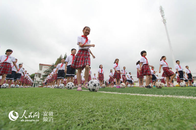 安徽肥东:乡村学校的课间 足球操