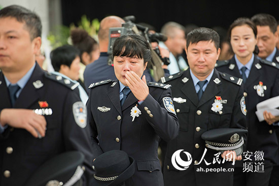 安徽一民警追捕嫌犯返程时遇车祸牺牲 千人送