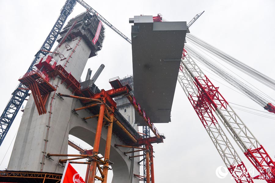 商合杭铁路芜湖长江公铁大桥成功架设首个整节