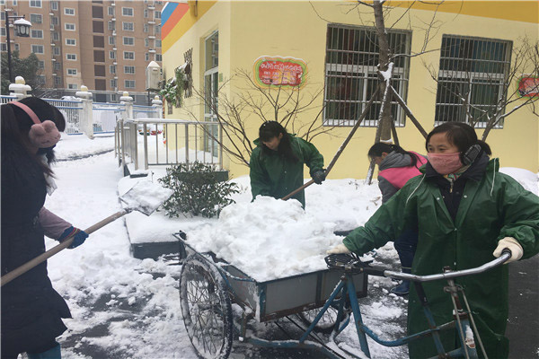 合肥市荣城幼儿园:铲雪除冰保安全 党旗飘飘暖