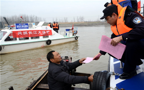 安庆市大观区:春季禁渔第一天 宣传巡查到渔船
