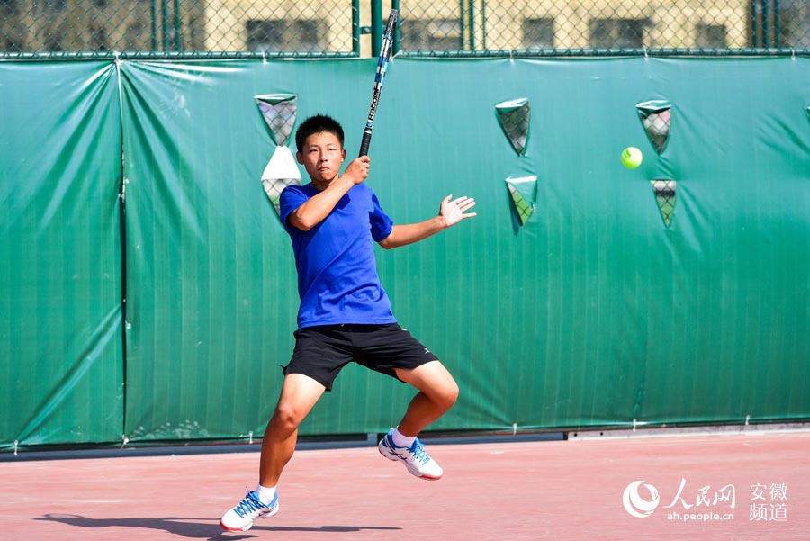 安徽省运会:真人版网球小子上演 一个字叫酷