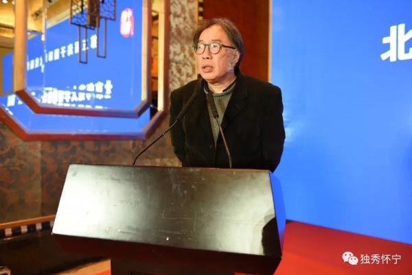 12月26日下午,第五届海子诗歌奖新闻发布会在京举行,怀宁县委书记郭家满出席发布会并致辞,怀宁县县长余学峰主持发布会,中国作家协会副主席、著名诗人吉狄马加向会议致贺信,北京师范大学国际写作中心执行主任、评论家张清华,北京师范大学特聘教授、诗人西川应邀出席发布会,县领导董晓月、方淼杰、程廷灿、张曾、占娜、孙红梅等参加发布会。 县委书记郭家满致辞 县长余学峰主持 郭家满在致辞中指出,海子是怀宁走出去的杰出人才,海子诗歌奖是在海内外具有重大影响力的诗歌奖项。从本届起,怀宁县人民政府将成为海子诗歌奖的永久主办