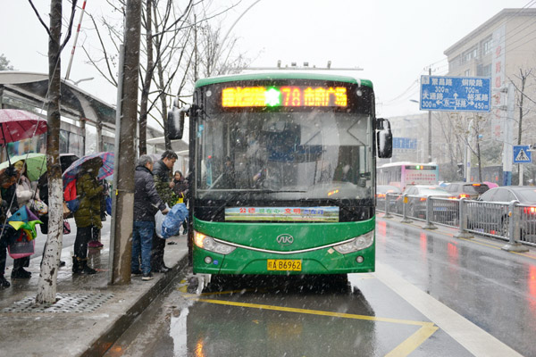 新年首场大雪降临 合肥公交首战告捷