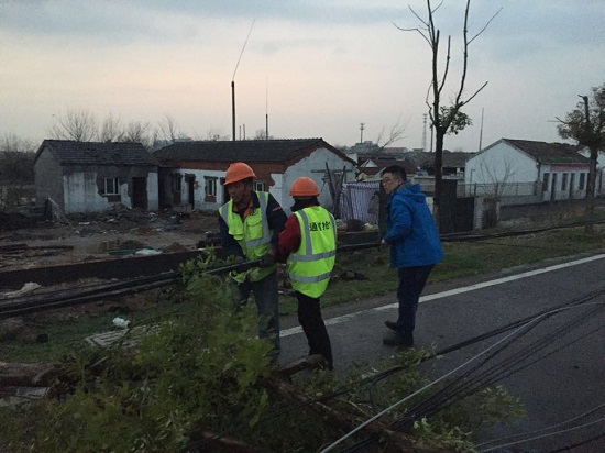 中国电信马鞍山分公司抢修人员在受灾一线抢修受损电缆