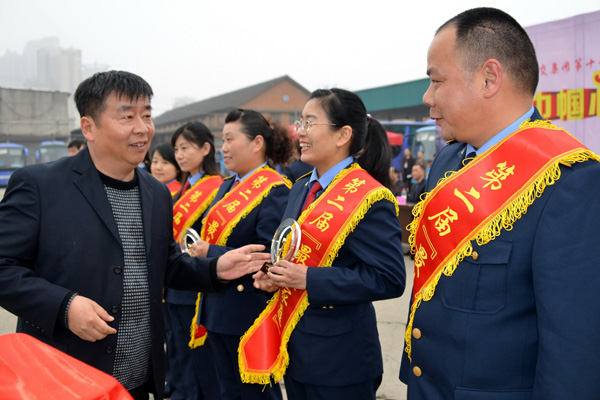 合肥公交集团党委副书记,总经理平伟为集团第二届"最美家庭"代表颁奖