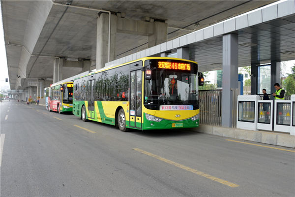 合肥市阜阳北路北段公交专用道及7座路中岛式公交站台