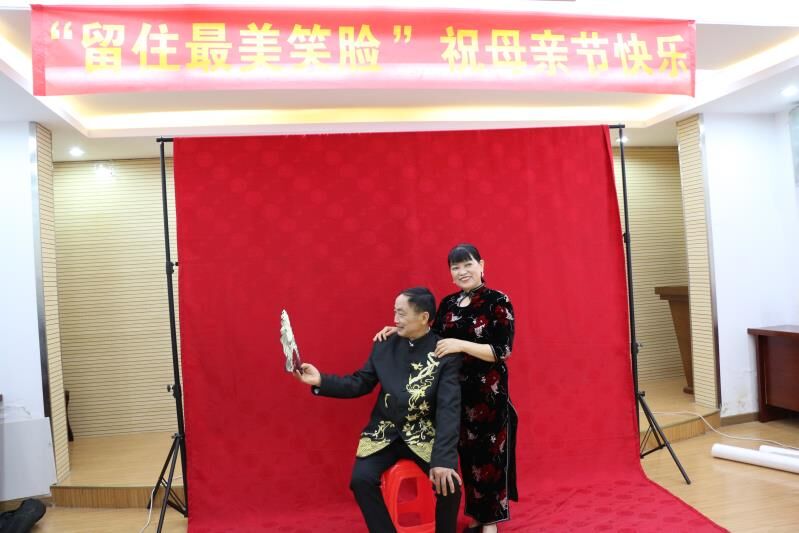 合肥琥珀社区开展“留下最美笑容”母亲节摄影留念活动