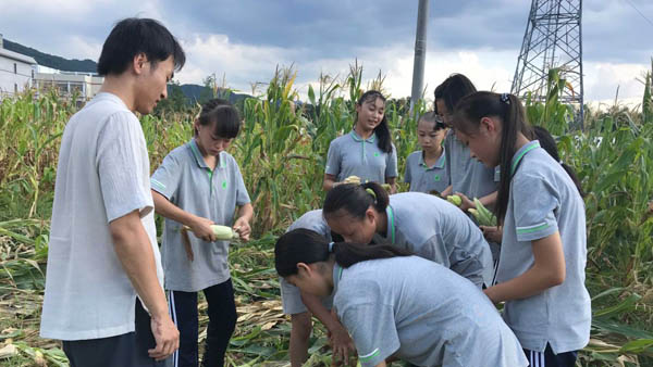 放假了，这所大山里的学校为何依然热闹？