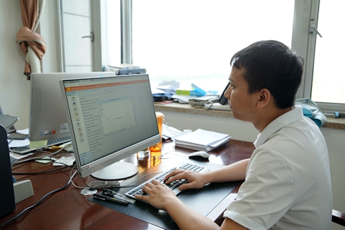 安庆市委督查考核办公室工作人员在办理人民网网友留言
