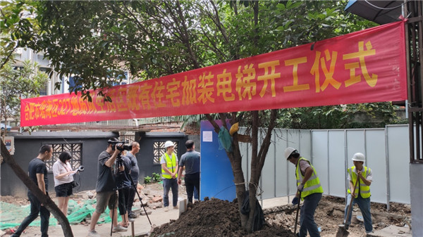 合肥市瑶海首个既有住宅加装电梯开装