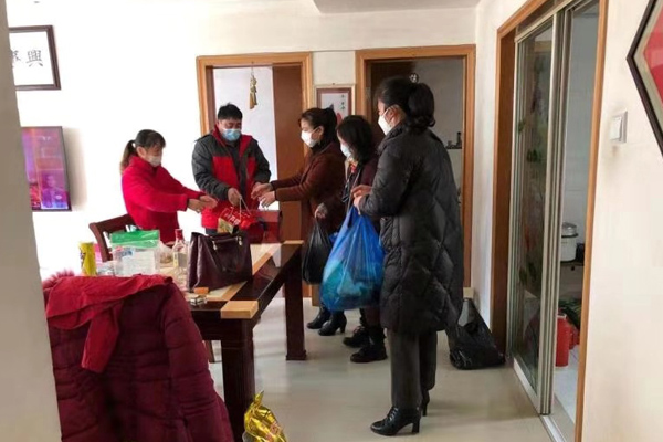 社区工作人员为居家隔离的居民送上生活物资.弋江区供图