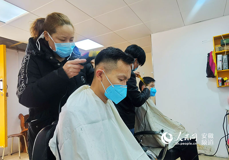 中国科大附一院医生出征前剪短头发。