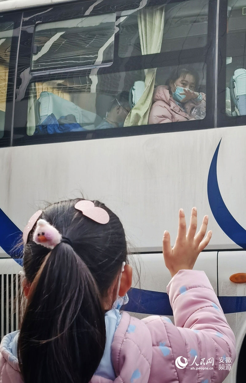 中國科大附一院護士李陽林上車出征武漢，今年五歲的女兒揮手告別。
