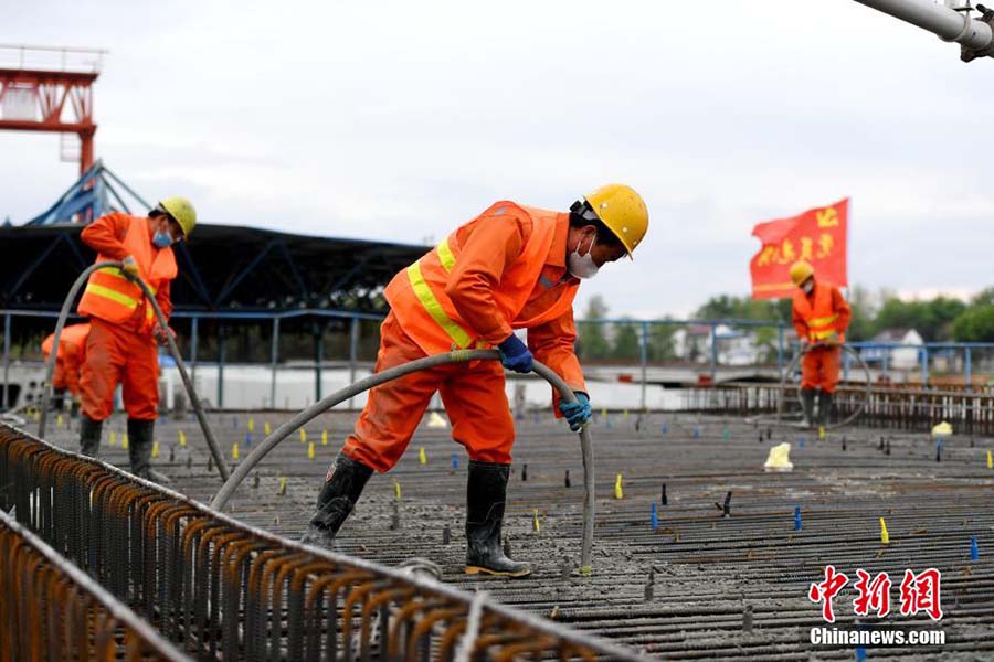 4月12日，建設者們正在澆筑最后一榀箱梁。