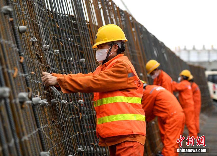 4月12日，建設者們在做好防疫工作的同時有序復工復產。