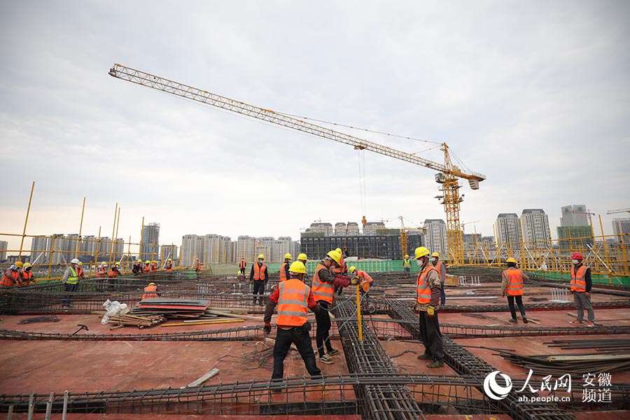 濱湖新區雲谷創新園項目工地上，工人們正在忙碌 王曉飛攝