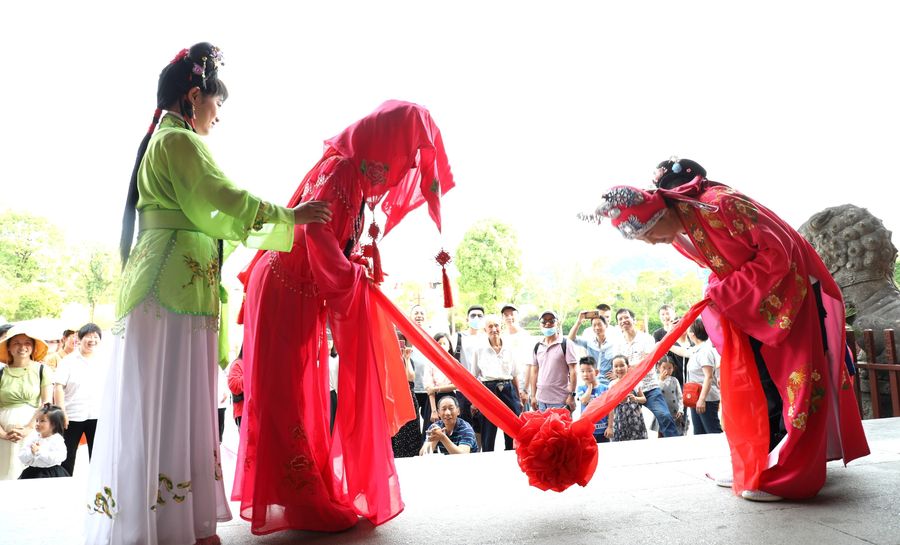 徽州古城景區演藝人員在表演《徽州婚嫁拋繡球》。