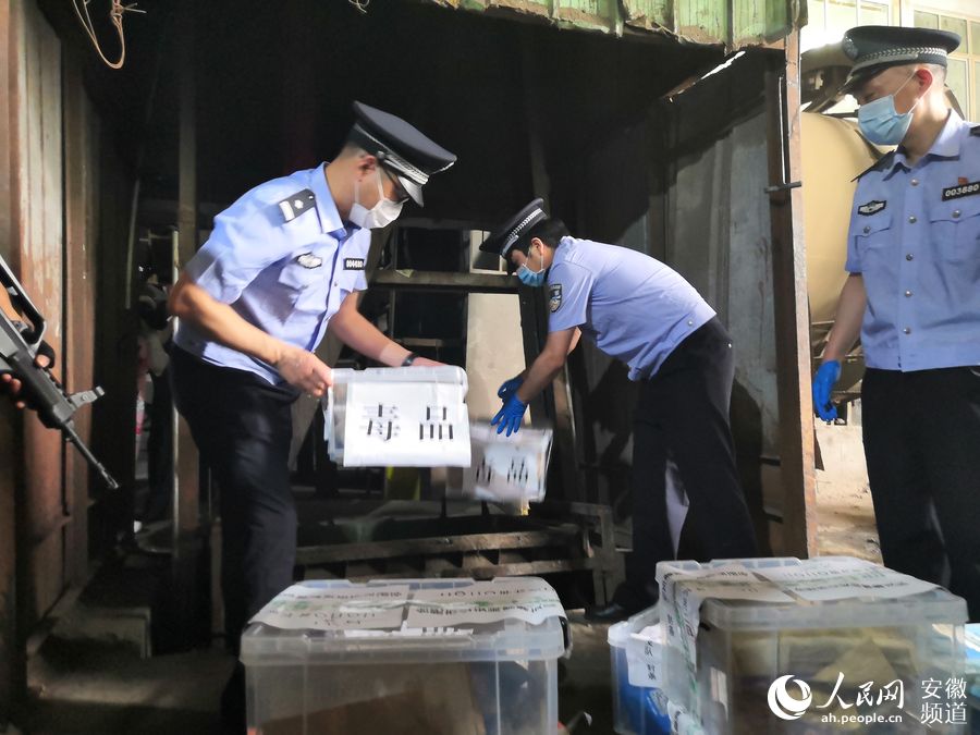 毒品被投入高溫回轉爐。韓震震攝
