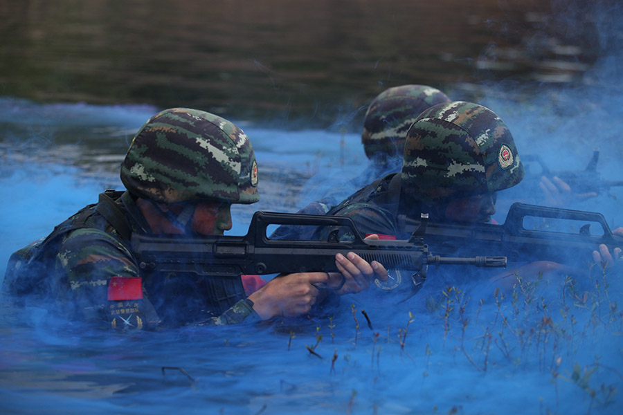 武警特战队员在某陌生水域悄悄抵近“目标”