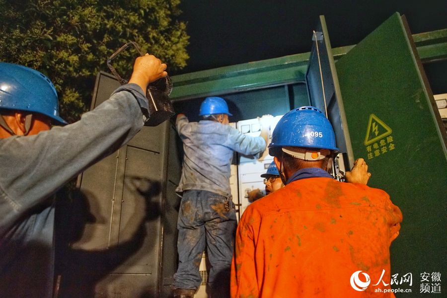 維修隊正在搶修損毀電力設施