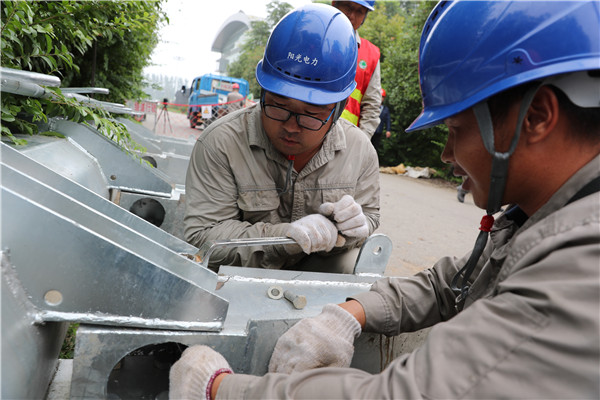 2020年7月17日,电力工程施工人员正在进行涡阳35千伏陈大变电站10