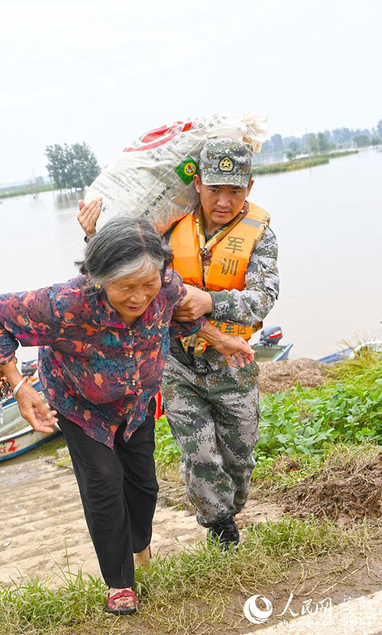 7月22日，在蒙窪行蓄洪區，省軍區水上救援隊保障村民外出就醫和購物需求，架起了庄台“孤島”間的“水上生命線”。吳文兵 攝