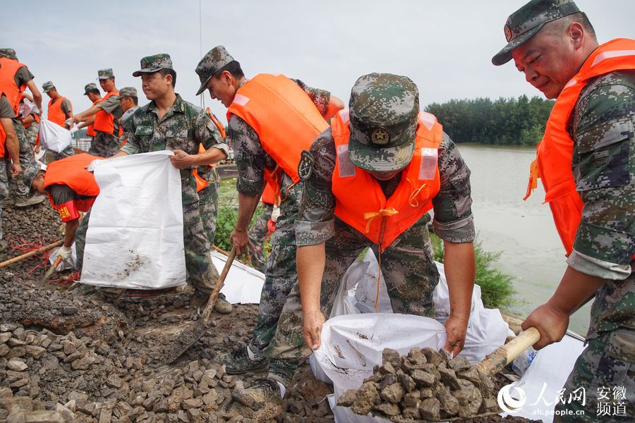安徽颍上：戴家湖遇險30多小時后 數千軍民緊急修筑二道“防線”【6】