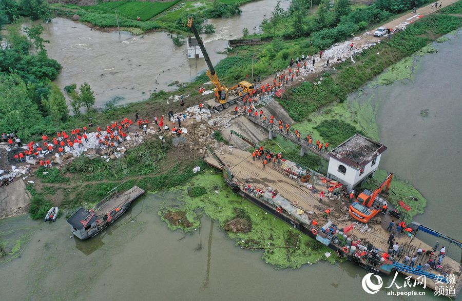 安徽颍上：戴家湖遇險30多小時后 數千軍民緊急修筑二道“防線”