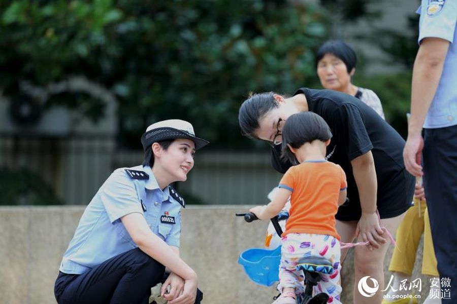 民警在走訪群眾。合肥交警供圖
