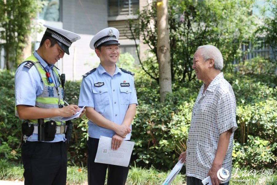 交警在走訪群眾。合肥交警供圖