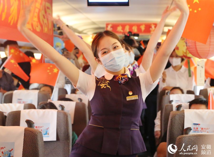 G266次列車上，工作人員為旅客表演舞蹈。梁浩然 攝