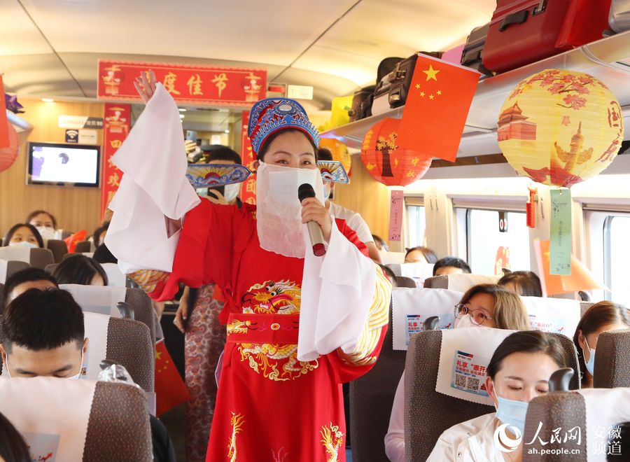 G266次列車上，合肥客運段文藝小分隊為旅客表演黃梅戲經典曲目《女駙馬》。梁浩然 攝